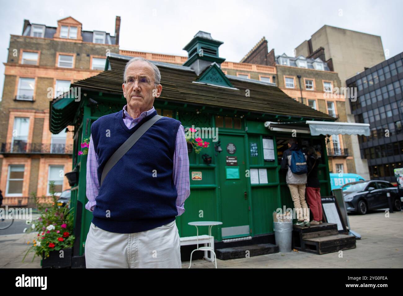 Londra, Regno Unito. 24 settembre 2024. Steve, un volontario dei Poppy Cab si trova di fronte a una Green Hut. Fondata quindici anni fa dai tassisti di Londra, Poppy Cabs offre viaggi gratuiti per i veterani militari che partecipano all'annuale Remembrance Day Service al Cenotaph di Westminster, Londra. Ispirati al Royal British LegionÃ-S Poppy Appeal, dove i distintivi di papavero rosso vengono scambiati con donazioni di beneficenza, questi tassisti si organizzano sotto l'iniziativa Ã¬Poppy CabsÃ®. Ogni anno, gli autisti offrono corse gratuite ai veterani delle principali stazioni ferroviarie di Londra, ENS Foto Stock