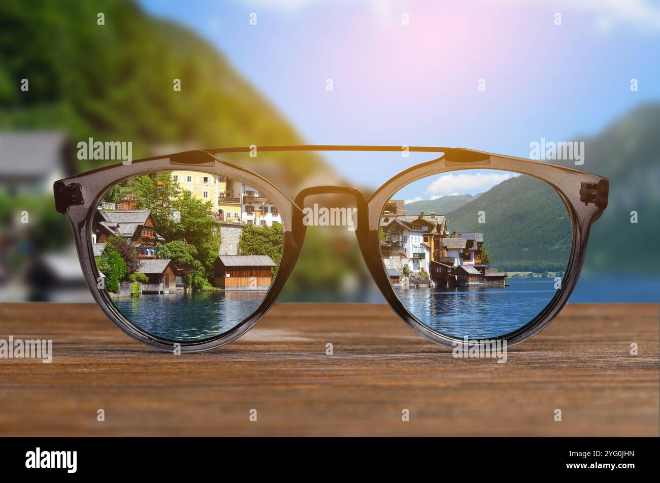 Vetri sullo splendido paesaggio. Guarda attraverso gli obiettivi più nitidi. Correzione della visione Foto Stock