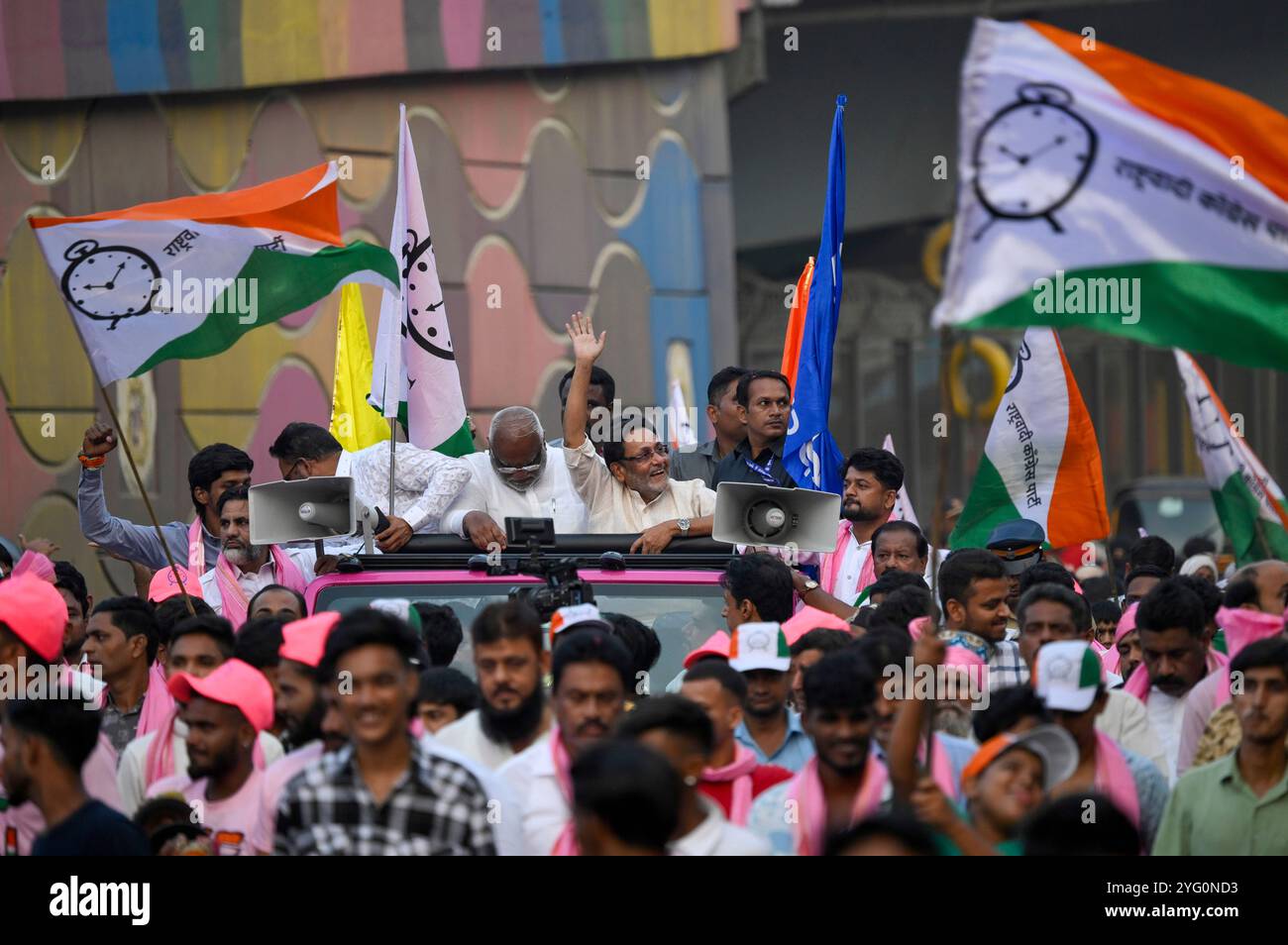 Mumbai, India. 5 novembre 2024. MUMBAI, INDIA - 5 NOVEMBRE: Nawab Malik, un candidato del NCP (Ajit Pawar) dal collegio di Shivaji Nagar-Mankhurd tenne il Roadshow a Shivaji Nagar, nell'area di Govandi come parte della sua campagna elettorale il 5 novembre 2024 a Mumbai, India. (Foto di Raju Shinde/Hindustan Times/Sipa USA) credito: SIPA USA/Alamy Live News Foto Stock