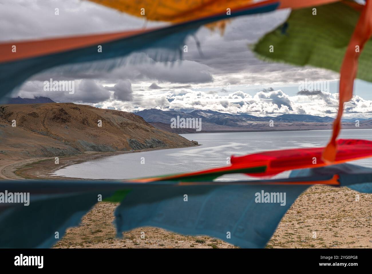 Bandiere di preghiera tibetane e il lago sacro Manasarovar nel Tibet occidentale, copiano lo spazio per il testo Foto Stock