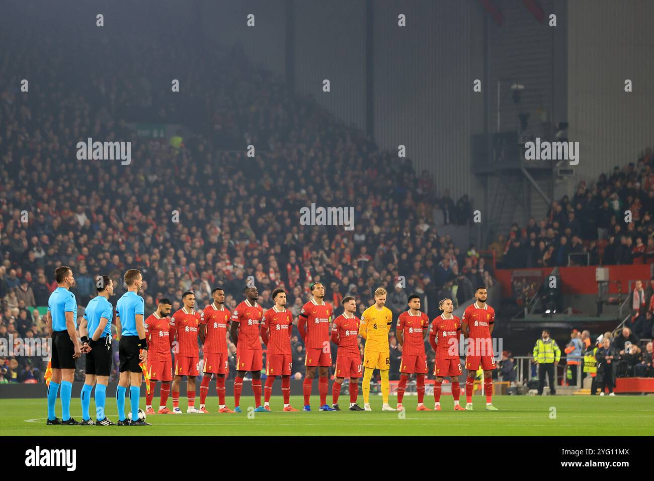 Anfield, Liverpool, Merseyside, Regno Unito. 5 novembre 2024. Champions League Football, Liverpool contro Bayer Leverkusen; i giocatori del Liverpool si schierano per un minuto di silenzio in omaggio alle vittime delle recenti inondazioni di Valencia credito: Action Plus Sports/Alamy Live News Foto Stock