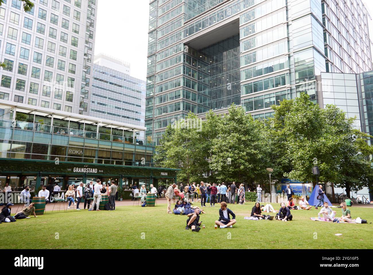 Lavoratori che bevono fuori da un bar a Canary Wharf, Londra Foto Stock
