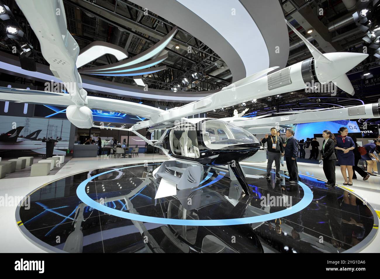 SHANGHAI, CINA - 6 NOVEMBRE 2024 - i visitatori apprendono informazioni sugli aeromobili elettrici al decollo e atterraggio verticale (VTOL) Yufeng Future MATRIX 1 al 7° CII Foto Stock