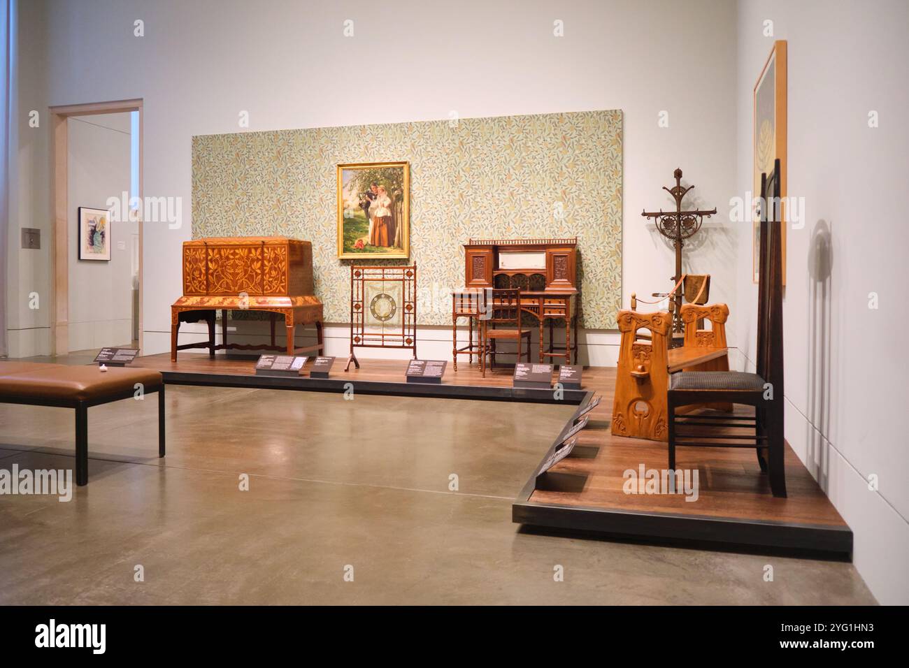 Esposizione di legno dell'inizio del XX secolo, mobili artigianali, carta da parati, design. Al Philadelphia Museum of Art in Pennsylvania. Foto Stock