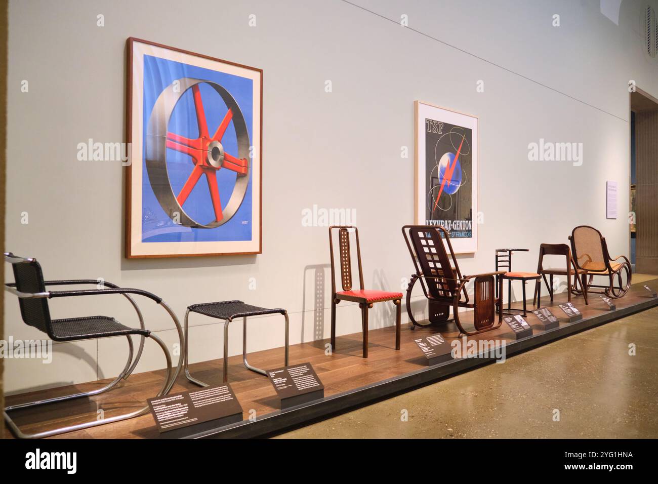 Un'esposizione di sedie e arredi moderni, eleganti e innovativi. Al Philadelphia Museum of Art in Pennsylvania. Foto Stock