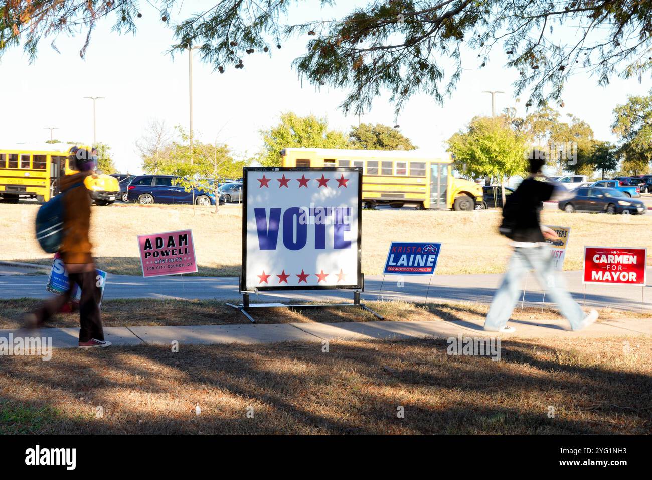 News - Voting Day - elezioni presidenziali degli Stati Uniti in Texas gli elettori si dirigono verso l'ingresso di un posto elettorale nelle ultime ore di voto alle elezioni generali degli Stati Uniti. Gli elettori di tutta l'area della capitale dello stato furono accolti con brevi linee nella maggior parte dei seggi elettorali durante tutto il giorno, poiché più di 9 milioni di texani approfittarono della facilità con cui gli stati si votavano in anticipo prima del giorno delle elezioni. Austin Polling Places USA Copyright: XScottxColemanx/xLiveMediax LPN 1599316 Foto Stock