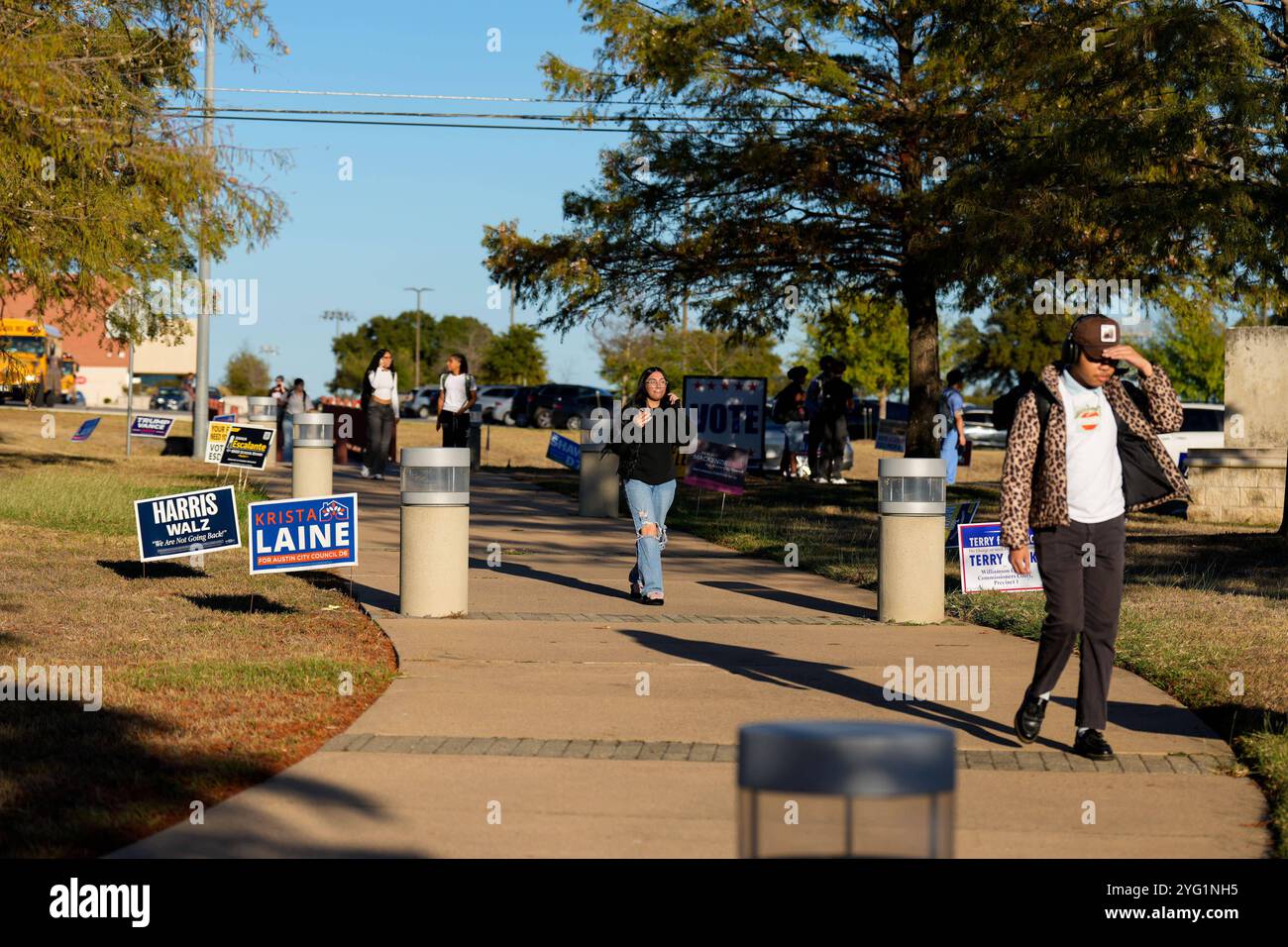 News - Voting Day - elezioni presidenziali degli Stati Uniti in Texas gli elettori si dirigono verso l'ingresso di un posto elettorale nelle ultime ore di voto alle elezioni generali degli Stati Uniti. Gli elettori di tutta l'area della capitale dello stato furono accolti con brevi linee nella maggior parte dei seggi elettorali durante tutto il giorno, poiché più di 9 milioni di texani approfittarono della facilità con cui gli stati si votavano in anticipo prima del giorno delle elezioni. Austin Polling Places USA Copyright: XScottxColemanx/xLiveMediax LPN 1599315 Foto Stock