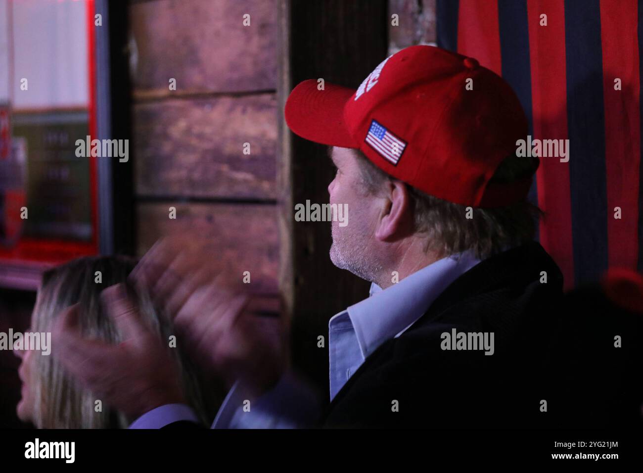 Washington, D.C., USA, 06.11.2024: Republikaner-Wahlparty: US-Anhänger: Trump-Präsidentenschaftswahl am Wahlabend in einer bekannten Sportsbar, die laut Medienberichten die einzige öffentliche Election Night Watch Party der Hauptstadt mit klarem Bekenntnis zu Donald Trump veranstaltet *** 2024 Foto Stock