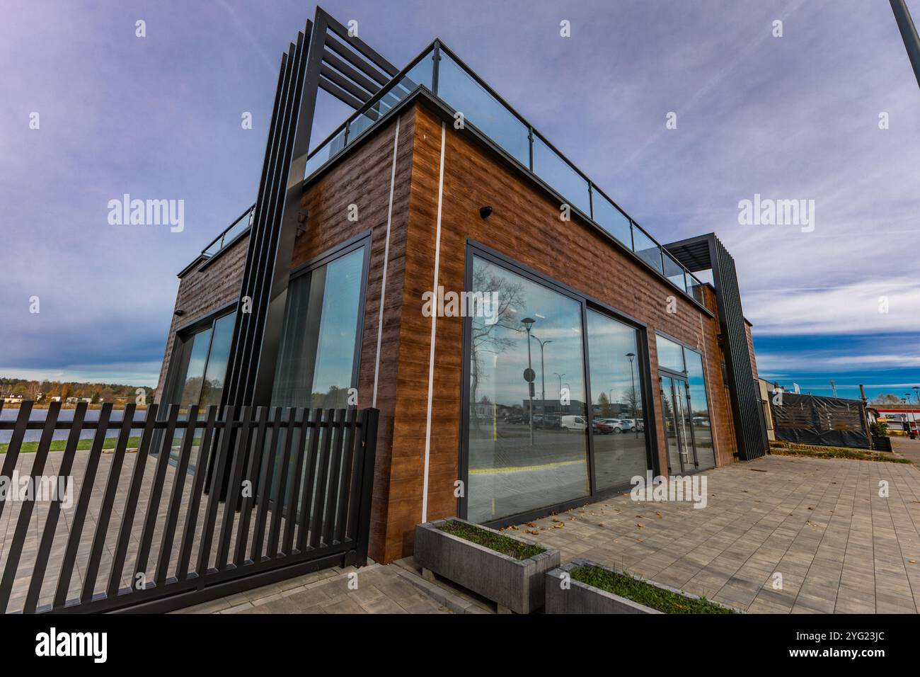 Una passeggiata lungo il sentiero intorno al lago a Blachownia in autunno Foto Stock