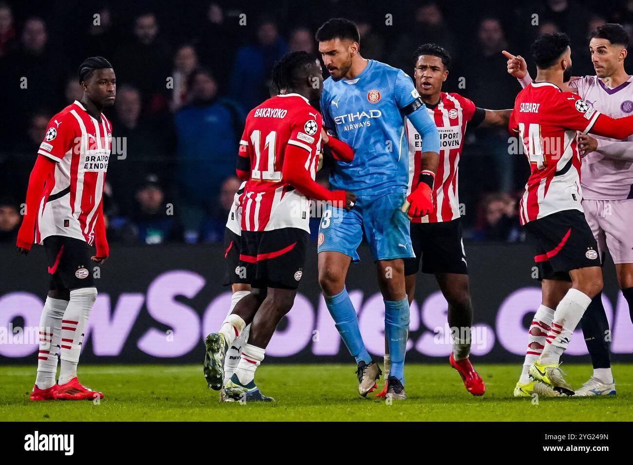 EINDHOVEN, PAESI BASSI - 5 NOVEMBRE: Johan Bakayoko del PSV viene coinvolto in uno scontro con il portiere del Girona FC Paulo Gazzaniga durante la fase MD4 della UEFA Champions League 2024/25 tra il PSV Eindhoven e il Girona FC al PSV Stadion il 5 novembre 2024 a Eindhoven, Paesi Bassi. (Foto di René Nijhuis/MB Media) Foto Stock
