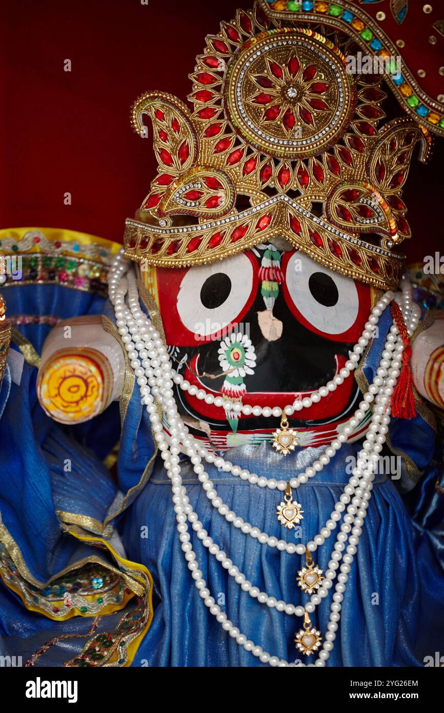 Icona indiana, religiosa e di culto con statua, trono e gioielli per la cultura hindi con gioielli. Mandir, decorazioni sacre e colorate per la devozione Foto Stock Icona indiana, religiosa e di culto con statua, trono e gioielli per la cultura hindi con gioielli. Mandir, decorazioni sacre e colorate per la devozione Foto Stock