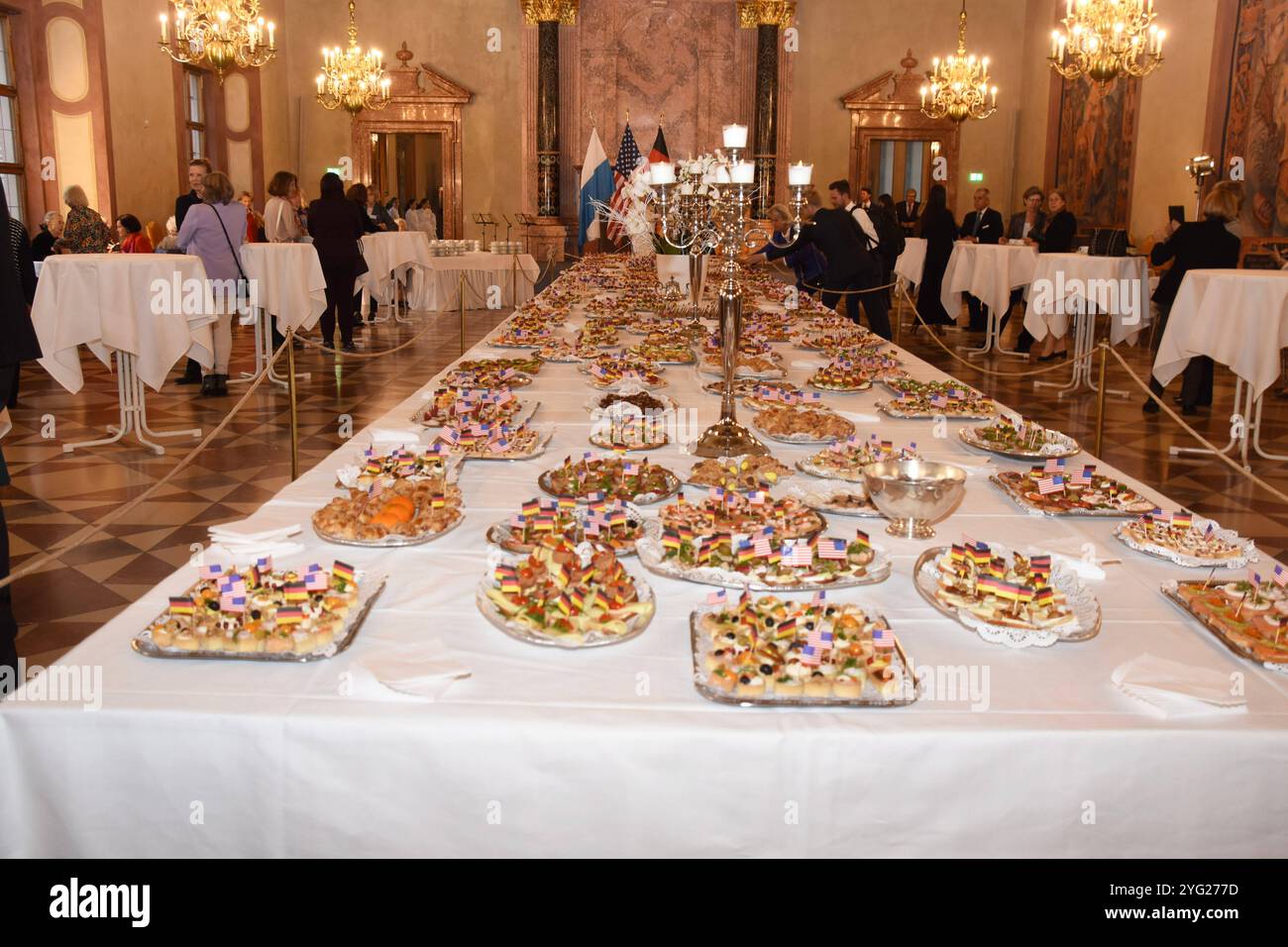 Bankett Muenchen 05.11.2024 Residenz Kaisersaal Silbertee Benefiz Deutsch Amerikanischer Frauenclub Muenchen Muenchen *** Banquet Munich 05 11 2024 Residence Kaisersaal Silver Tea Benefit German American Womens Club Munich Munich Munich Monaco di Baviera Foto Stock