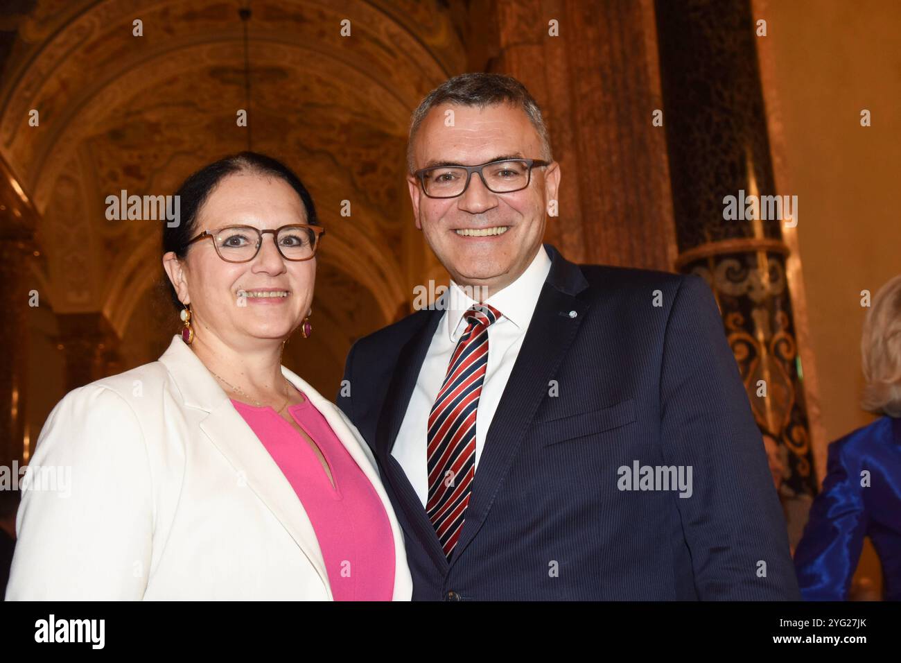 Renate Dr. Florian Herrmann, Leiter der Staatskanzlei und Staatsminister fuer Bundesangelegenheiten und Medien Muenchen 05.11.2024 Residenz Kaisersaal Silbertee Benefiz Deutsch Amerikanischer Frauenclub Muenchen Muenchen *** Renate Dr. Florian Herrmann, capo della Cancelleria di Stato e Ministro di Stato per gli affari federali e i media Monaco 05 11 2024 Residenza Kaisersaal Silver Club di Baviera Foto Stock