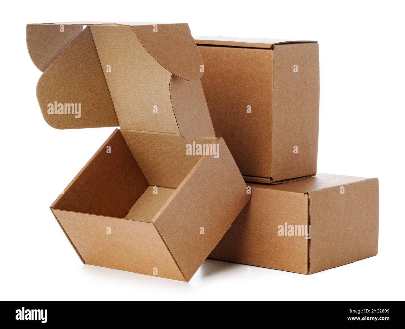 Scatole in cartone marrone impilate in varie misure disposte su sfondo bianco Foto Stock