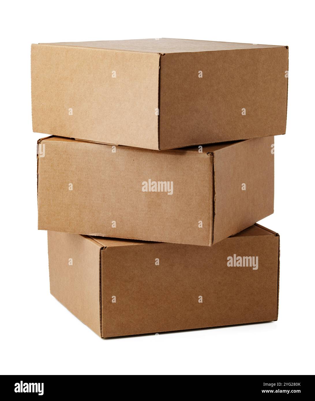 Scatole in cartone marrone impilate in varie misure disposte su sfondo bianco Foto Stock