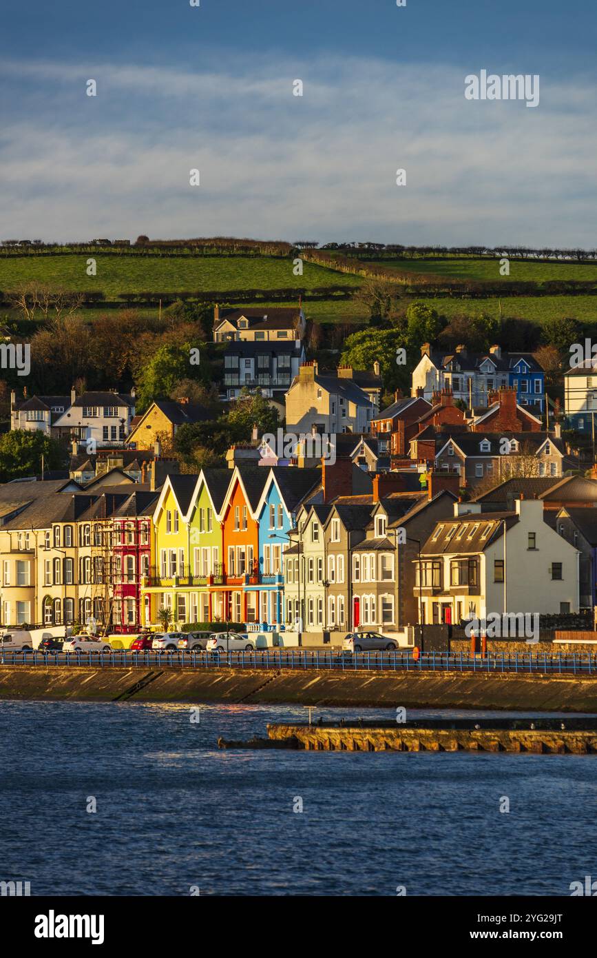 IRLANDA DEL NORD, WHITEHEAD, CASE COLORATE SUL LUNGOMARE DI WHITEHEAD Foto Stock