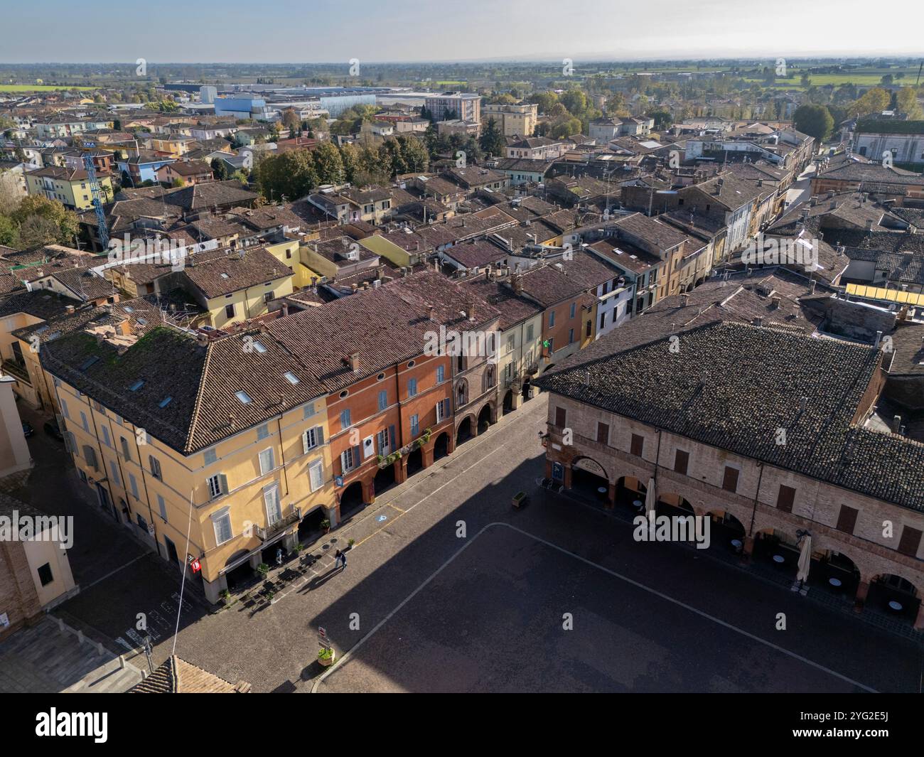 Busseto, Parma, Italia 3 novembre 2024 pittoresca prospettiva aerea la città, storica cittadina della provincia di parma, che presenta il suo charac Foto Stock