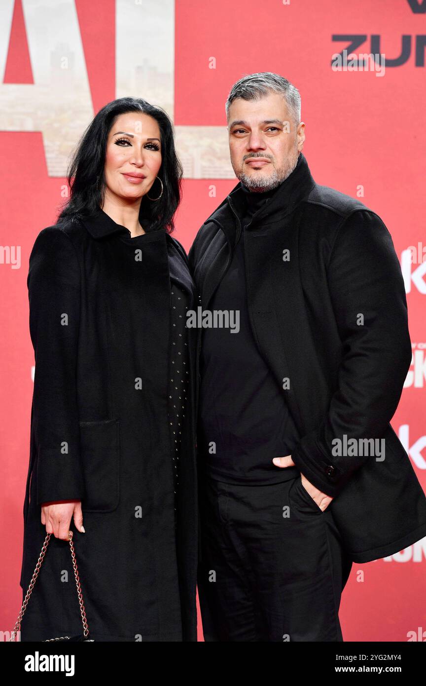 Imad Mardnli mit Ehefrau Samia Mardnli bei der Premiere der Sky Original serie The Day of the Jackal im Zoo Palast. Berlino, 05.11.2024 *** Imad Mardnli con la moglie Samia Mardnli alla prima della serie originale di Sky il giorno dello sciacallo allo allo Zoo Palast di Berlino, 05 11 2024 foto:Xn.xKubelkax/xFuturexImagex jackal_berlin_4157 Foto Stock