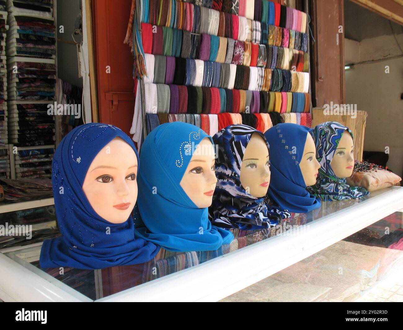 Un gruppo di manichini in un suk di Tripoli per mostrare i veli. Foto Stock