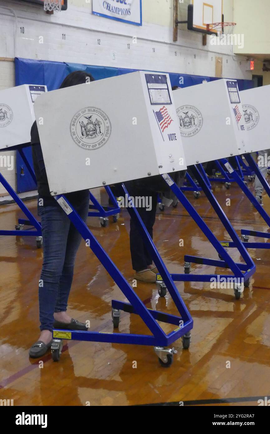 Brooklyn, New York 11220, Stati Uniti. 5 novembre 2024. I seggi elettorali nei distretti fortemente democratici di Brooklyn, New York, sono stati scarsamente frequentati e cupi nella loro atmosfera mentre gli elettori sono intervenuti per votare nelle elezioni presidenziali del 2024, per le quali Donald Trump era il preferito il giorno delle elezioni. Crediti: ©Julia Mineeva/EGBN TV News/Alamy Live News Foto Stock