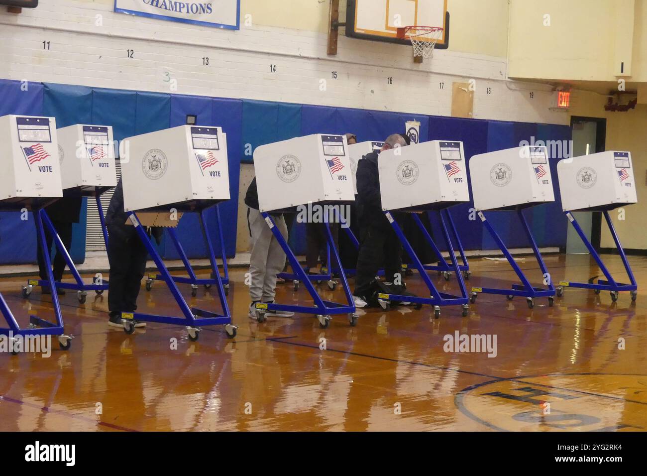 Brooklyn, New York 11220, Stati Uniti. 5 novembre 2024. I seggi elettorali nei distretti fortemente democratici di Brooklyn, New York, sono stati scarsamente frequentati e cupi nella loro atmosfera mentre gli elettori sono intervenuti per votare nelle elezioni presidenziali del 2024, per le quali Donald Trump era il preferito il giorno delle elezioni. Crediti: ©Julia Mineeva/EGBN TV News/Alamy Live News Foto Stock