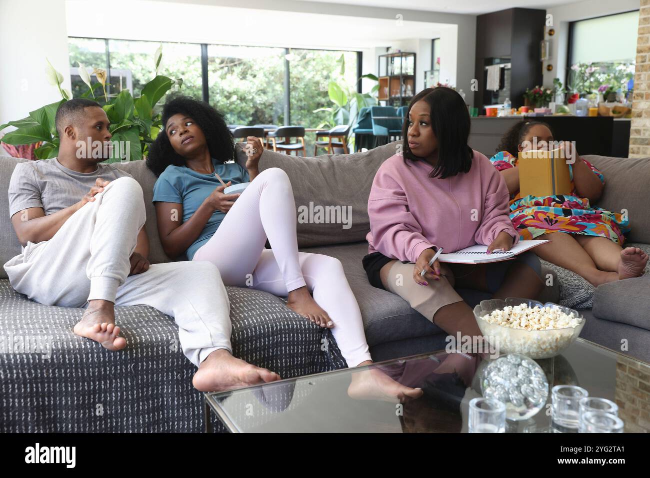 Gruppo di amici rilassante sul divano Foto Stock