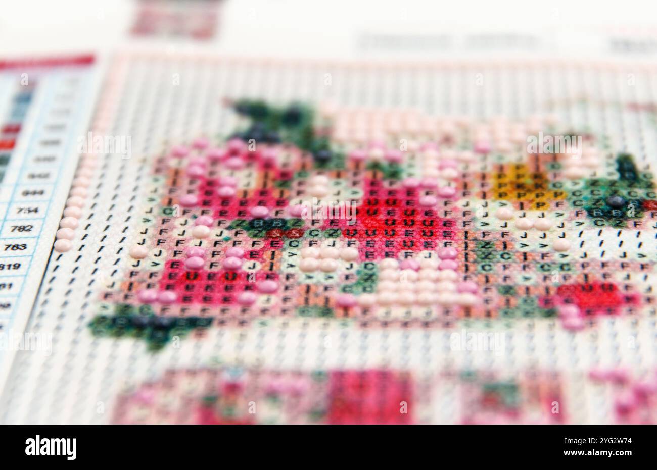 Processo creativo manuale per la creazione e la raccolta di dipinti 3D da strass rotondi acrilici multicolori Foto Stock