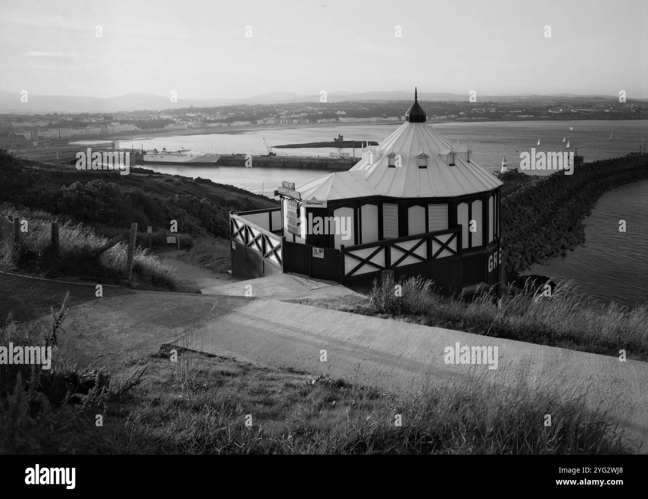 La camera Obscura si affaccia sulla baia e sul porto di Douglas Foto Stock