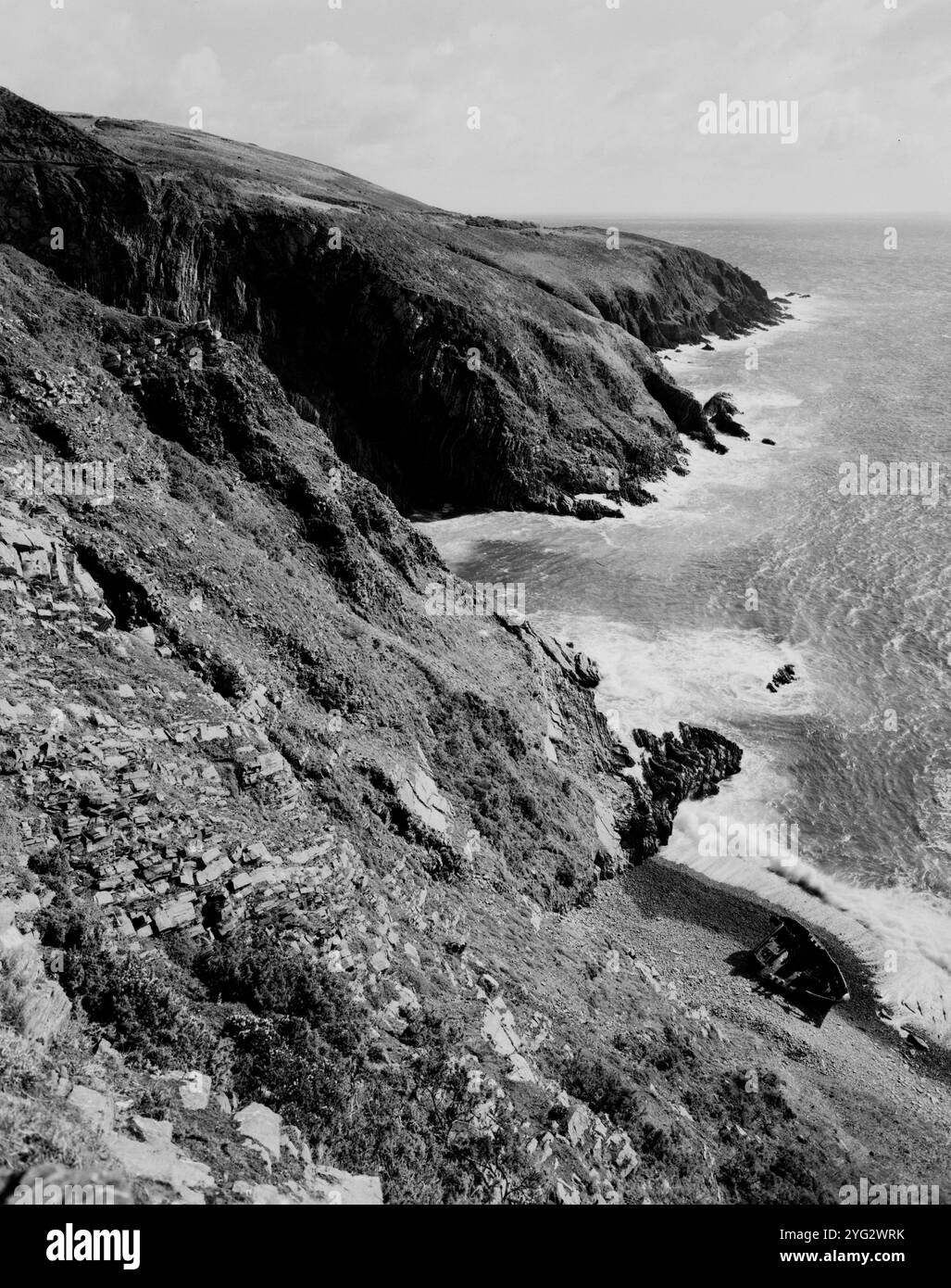 La costa rocciosa e un naufragio a sud di Douglas, Isola di Man Foto Stock