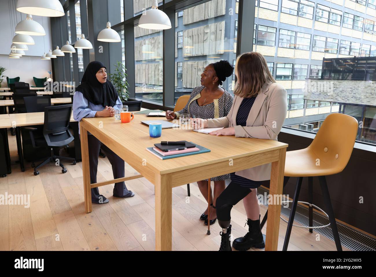 Imprenditrici avente riunione in ufficio Foto Stock
