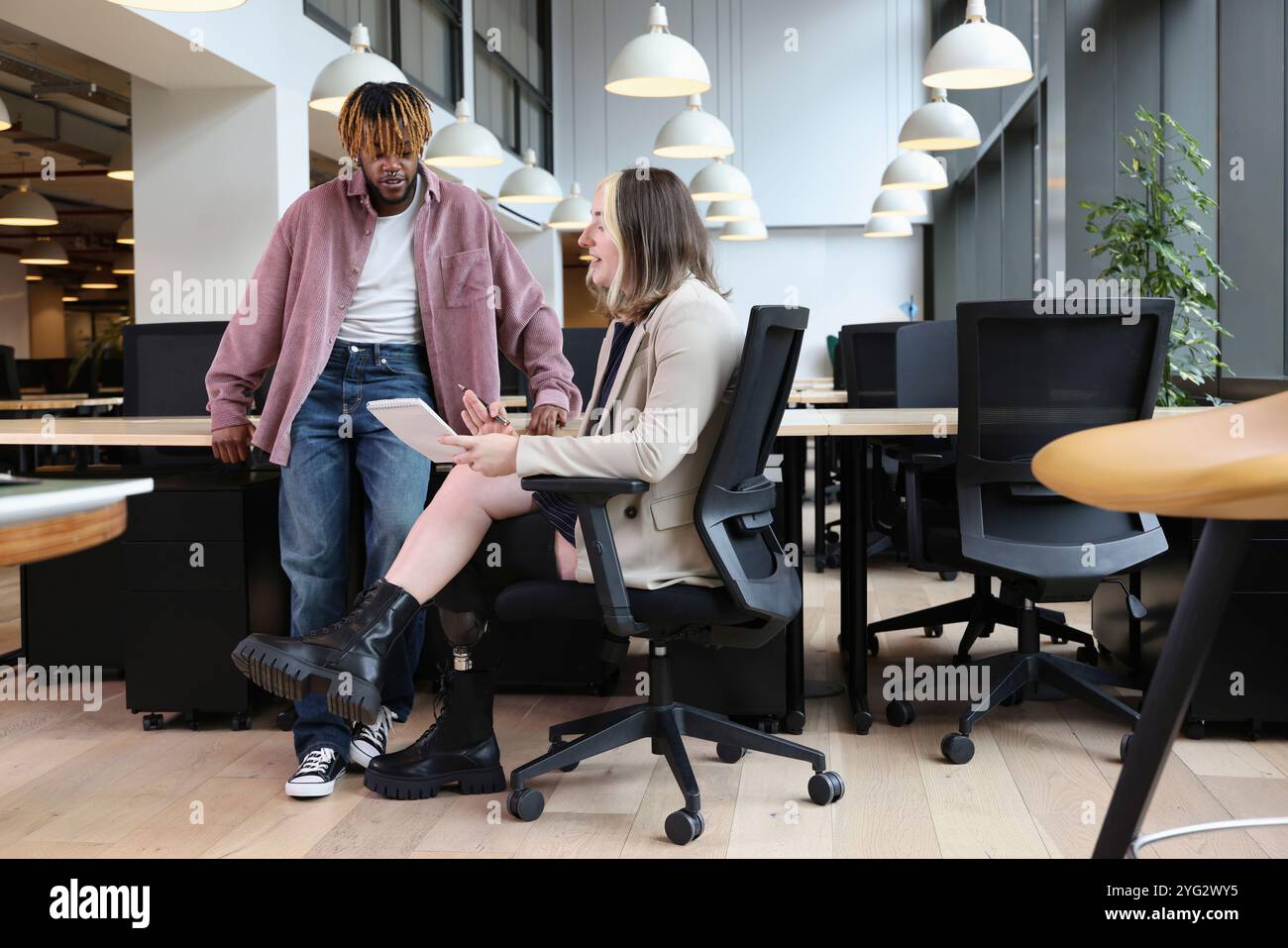 La gente di affari di riunione in ufficio Foto Stock