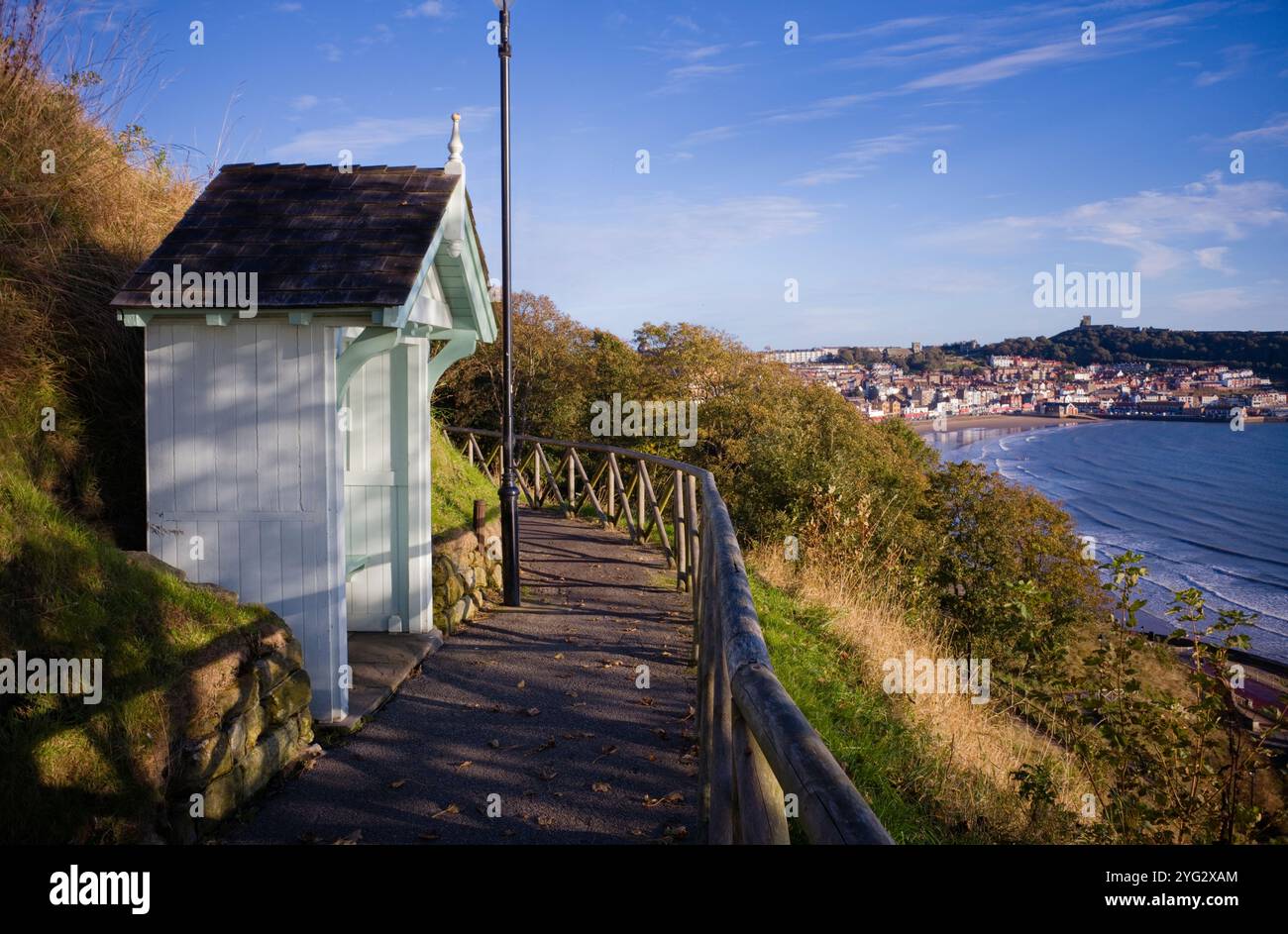 Rifugio sul mare numero nove, un piccolo stile Punch e Judy che si affaccia sulla baia sud di Scarborough Foto Stock