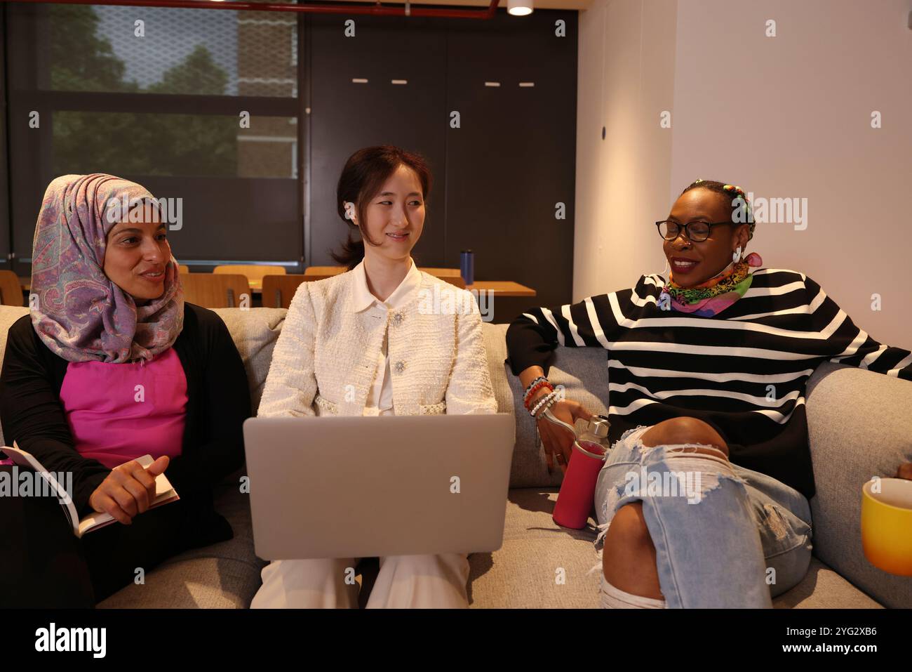 Donne che si incontrano in un ufficio moderno Foto Stock