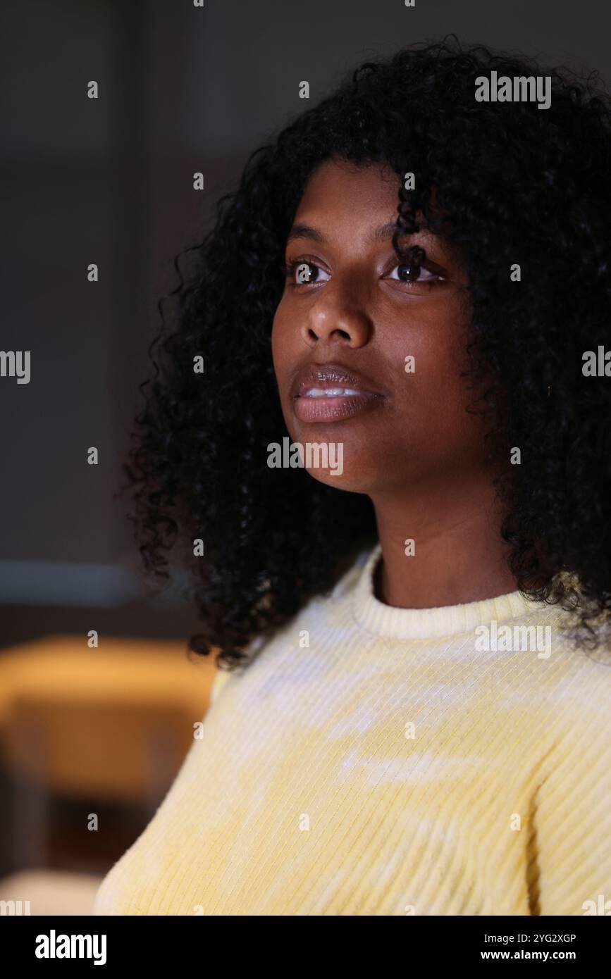 Donna in piedi in ufficio Foto Stock
