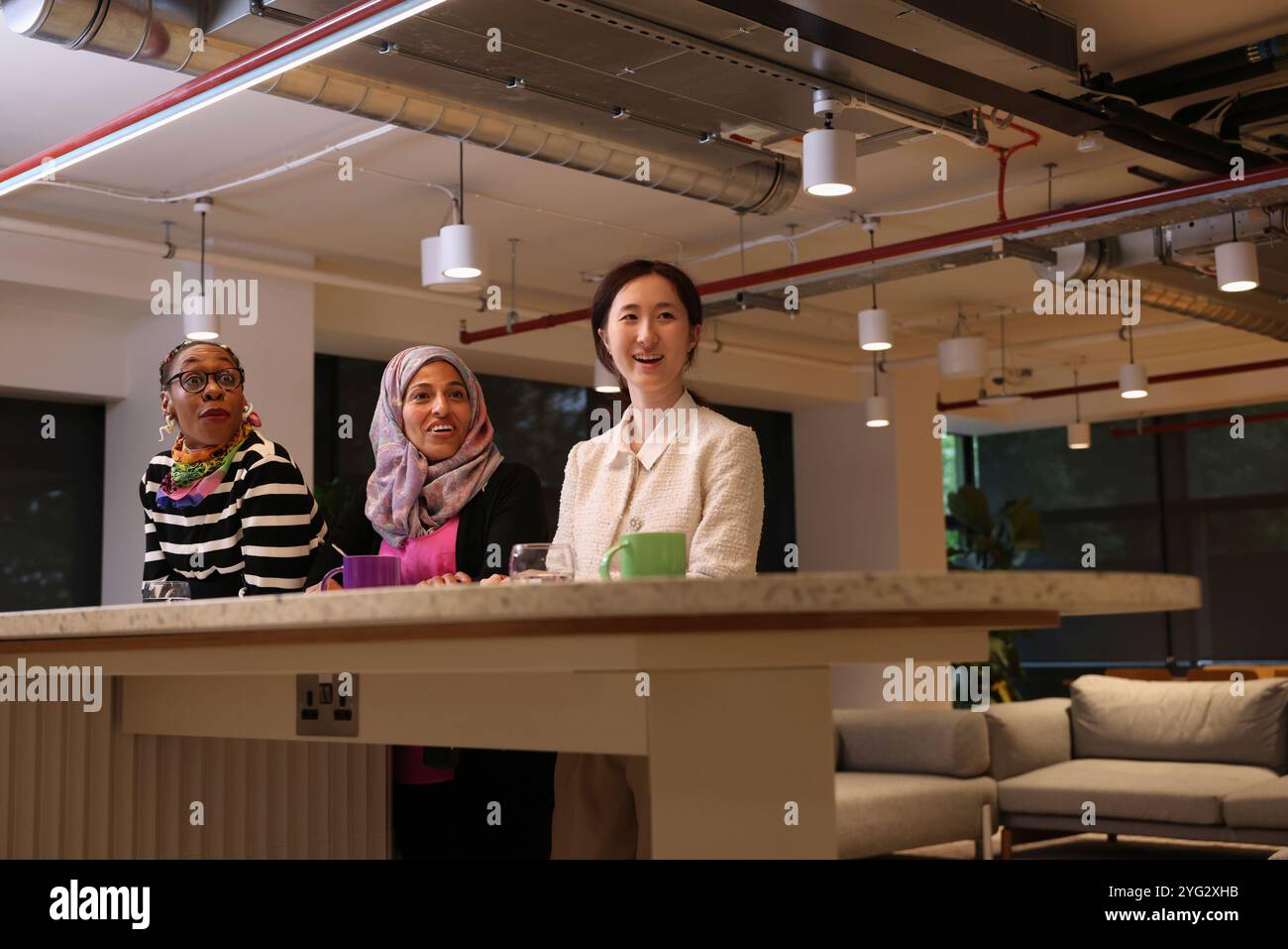 Tre donne che lavorano in ufficio Foto Stock