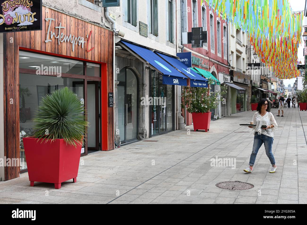 Cameriera e Street Scene lungo Main Shopping Street, rue Brauhauban, nella città vecchia o nel quartiere storico di Tarbes Hautes-Pyrénées Francia Foto Stock
