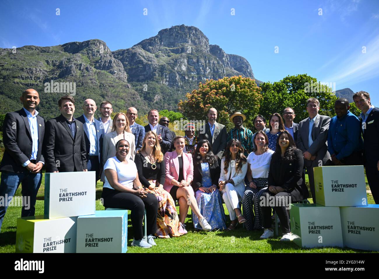 Il Principe di Galles (in piedi al centro a destra) si presenta con i finalisti del Premio Earthshot 2024 durante una visita al Kirstenbosch National Botanical Garden di città del Capo, il terzo giorno della sua visita in Sud Africa per il quarto premio annuale Earthshot Prize Awards. Data foto: Mercoledì 6 novembre 2024. Foto Stock