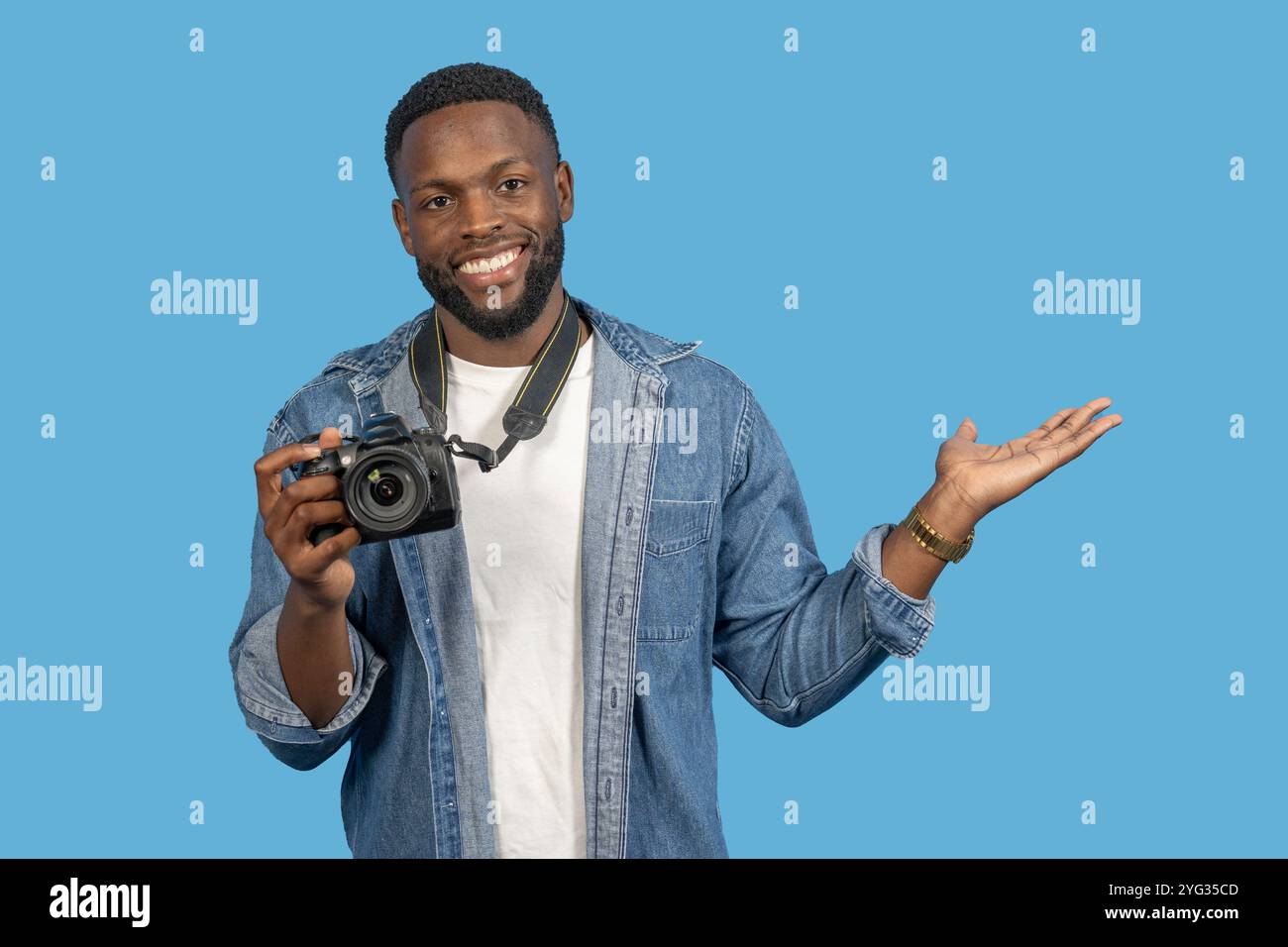 uomo nero sorridente con la macchina fotografica Foto Stock