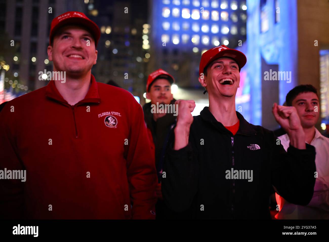 Un sostenitore di Trump si rallegra del fatto che i risultati di un nuovo stato acquisito da Trump sono appena caduti sullo schermo allestito a Rockefeller Plaza, Manhattan, New York. Le elezioni presidenziali statunitensi che hanno visto il candidato democratico Kamala Harris contro il candidato repubblicano Donald Trump si sono svolte martedì 5 novembre. A New York, uno stato liberale che ha votato per il candidato democratico alle elezioni presidenziali dal 1988, gli elettori hanno seguito i risultati su Rockefeller Plaza man mano che arrivano tutta la notte. Con il progredire della serata, sempre più sostenitori di Trump si rallegrarono per gli stati vinti dal loro candidato. Foto Stock