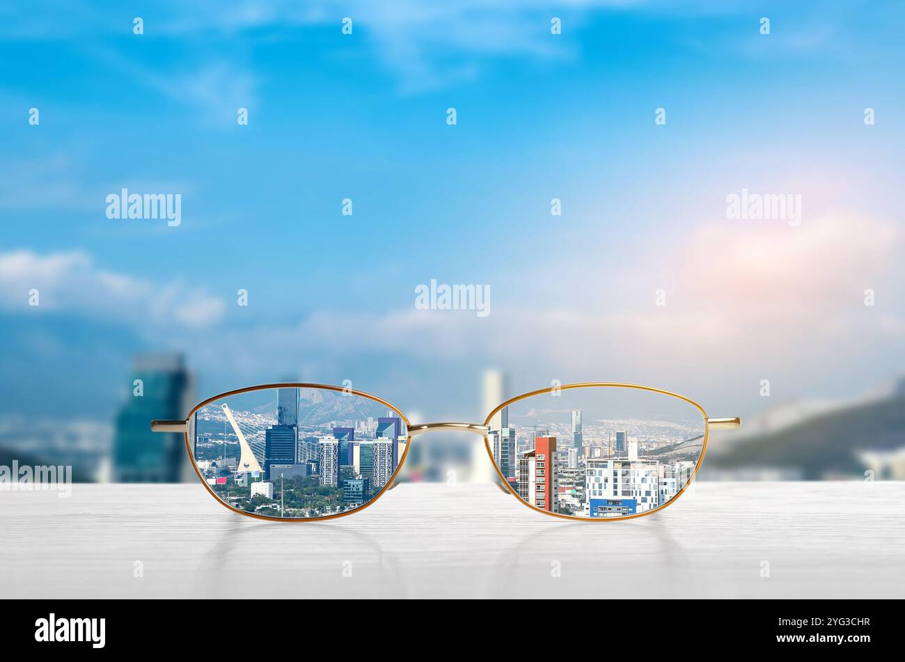 Occhiali contro il paesaggio urbano. Guarda attraverso gli obiettivi più nitidi. Correzione della visione Foto Stock
