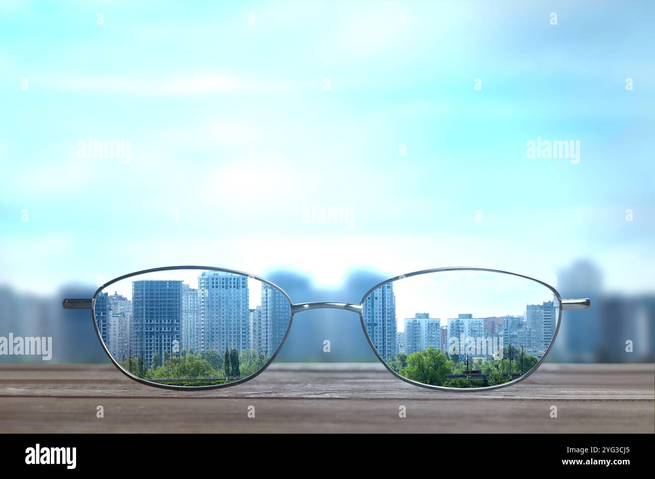 Occhiali contro il paesaggio urbano. Guarda attraverso gli obiettivi più nitidi. Correzione della visione Foto Stock