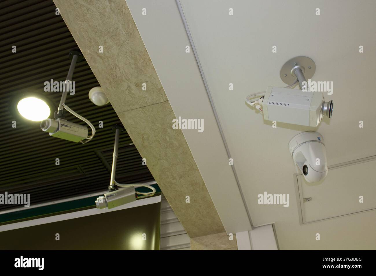 Telecamere di sicurezza sul soffitto all'interno dell'edificio Foto Stock