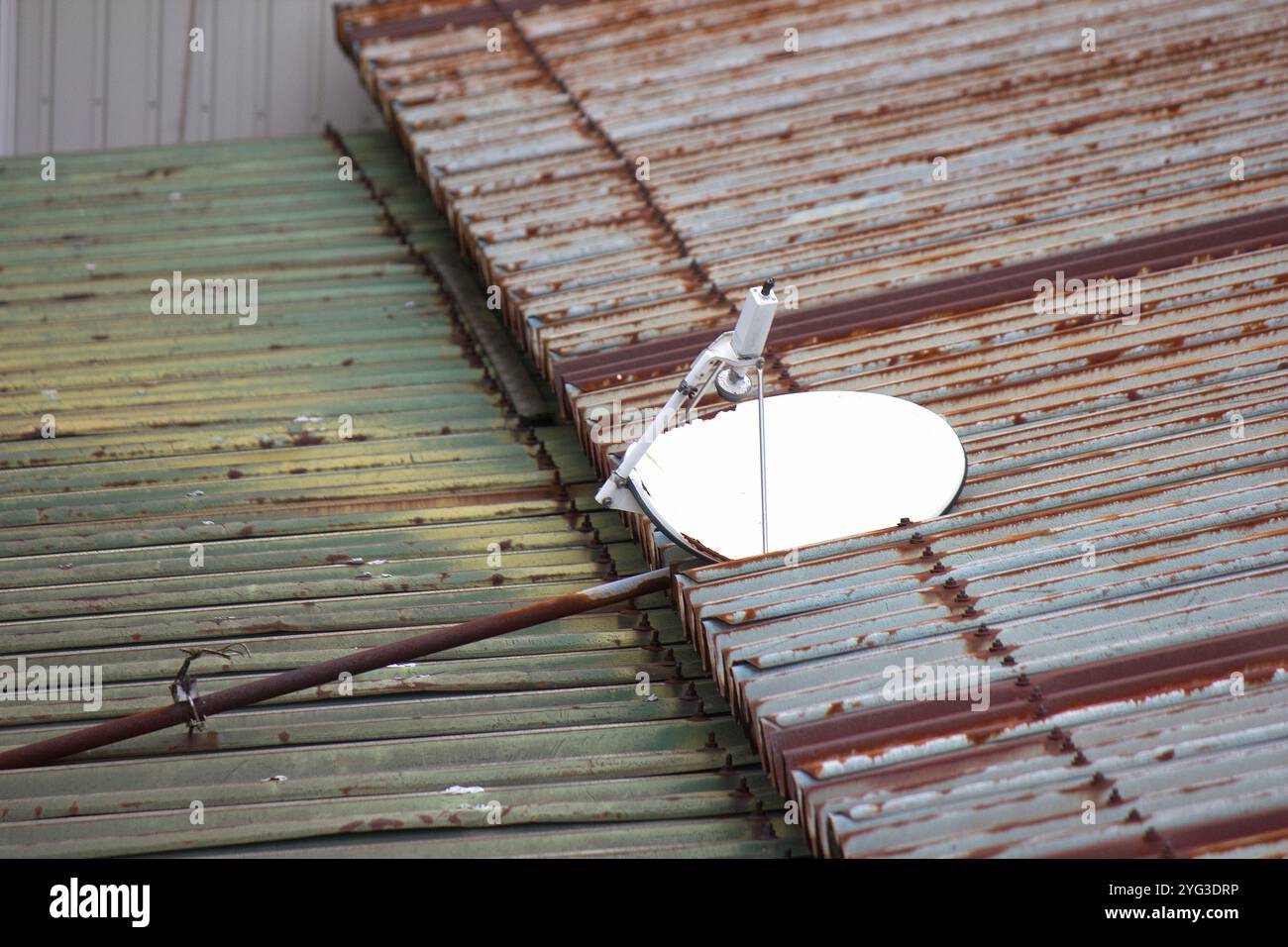 Antenna parabolica crollata sul tetto Foto Stock