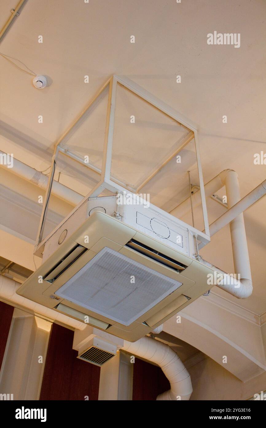 Edificio, interno, interno, soffitto, sospeso, sospesi, condizionatori d'aria, condizionatori d'aria, aria condizionata, raffreddamento, riscaldamento, Foto Stock
