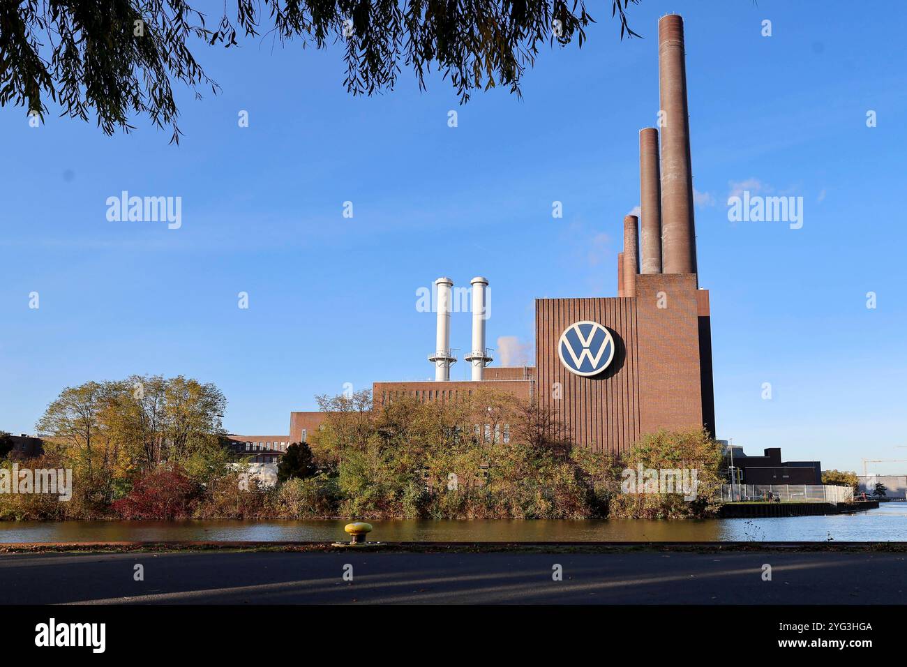 Aussenansicht des Volkswagen-Werks a Wolfsburg, Aussenansicht, Volkswagen-Werk Wolfsburg, Volkswagen-Werk AM 03. Novembre 2024 a Wolfsburg, Germania. Foto von Marco Steinbrenner/DeFodi immagini Vista esterna dello stabilimento Volkswagen di Wolfsburg, Aussenansicht, Volkswagen-Werk Wolfsburg, Volkswagen-Werk, 3 novembre, 2024 a Wolfsburg, Germania. Foto di Marco Steinbrenner/DeFodi immagini Defodi-700 vw werk wolfsburg 20241103 001 *** Vista esterna dello stabilimento Volkswagen di Wolfsburg, vista esterna, stabilimento Volkswagen Wolfsburg, stabilimento Volkswagen il 3 novembre 2024 a Wolfsburg, Germania foto di Foto Stock