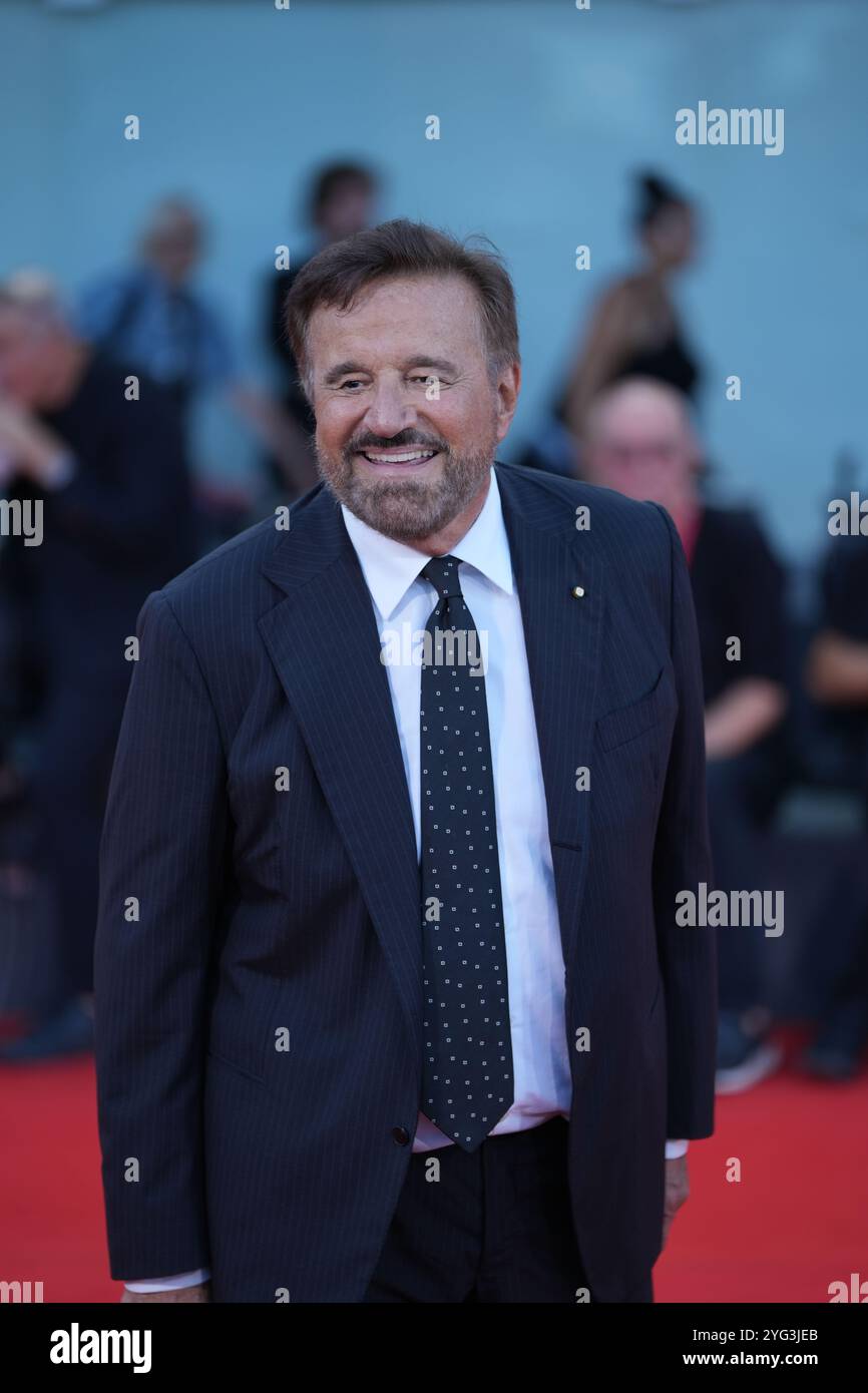 Christian De Sica partecipa al tappeto rosso "Kjaerlighet" durante la 81a Mostra Internazionale d'Arte cinematografica di Venezia al Palazzo del Cinema di Venezia il 6 settembre 2024. Foto Stock