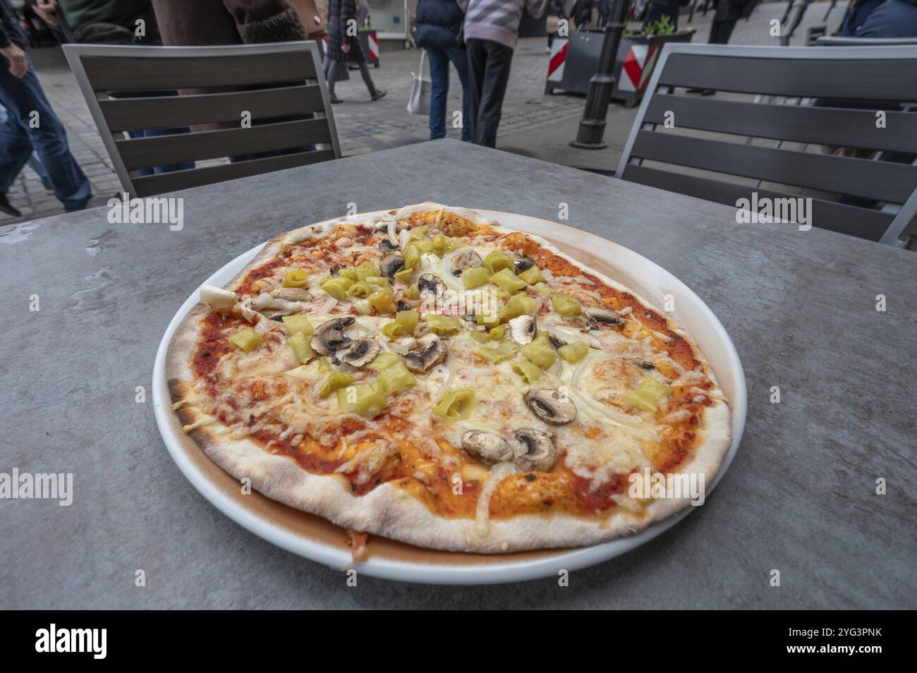 Pizza Vegetaria servita in un ristorante di strada, Baviera, Germania, Europa Foto Stock