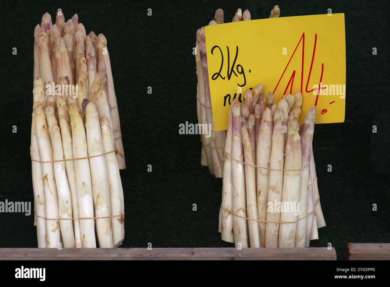 Asparagi freschi (asparagi), al mercato, Norimberga, Franconia media, Baviera, Germania, Europa Foto Stock