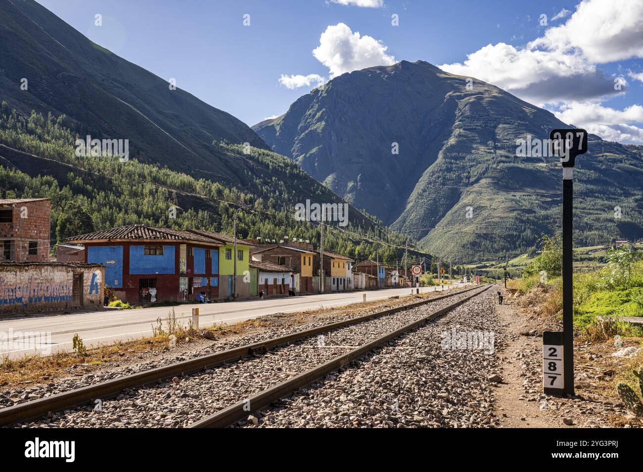 Percorsi lungo la piccola città peruviana, Urcos, Perù, Sud America Foto Stock