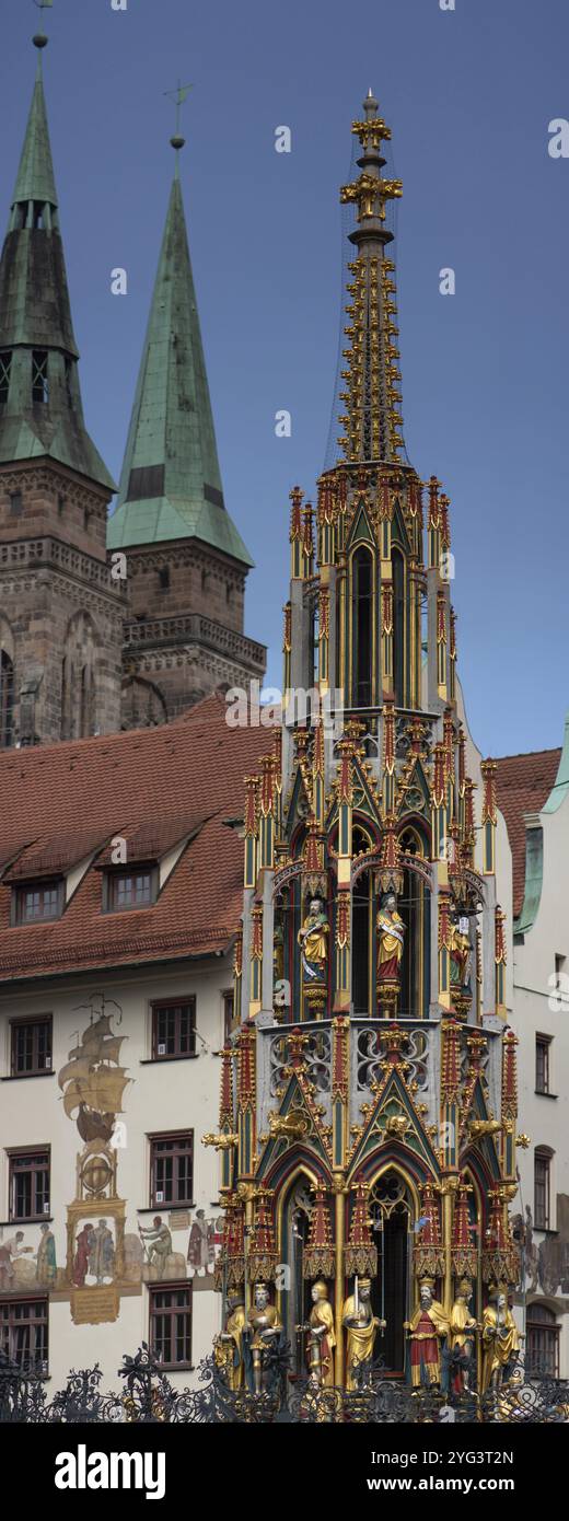 La fontana Schoene Brunnen alta 19 metri sull'Hauptmarkt è una copia fatta di conchiglia calcarea nel 1903, i resti dell'originale fontana in pietra Foto Stock
